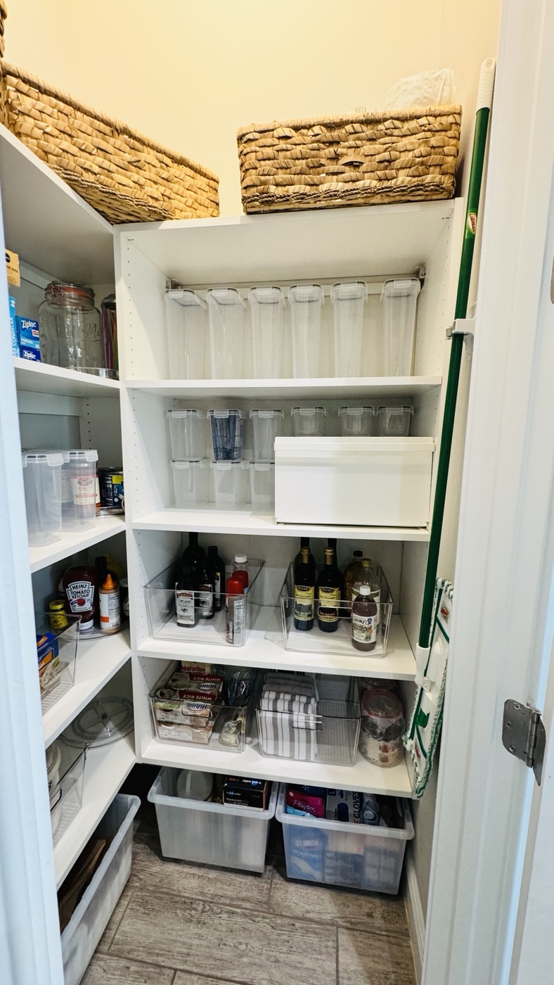 Walk-in pantry, corner, after