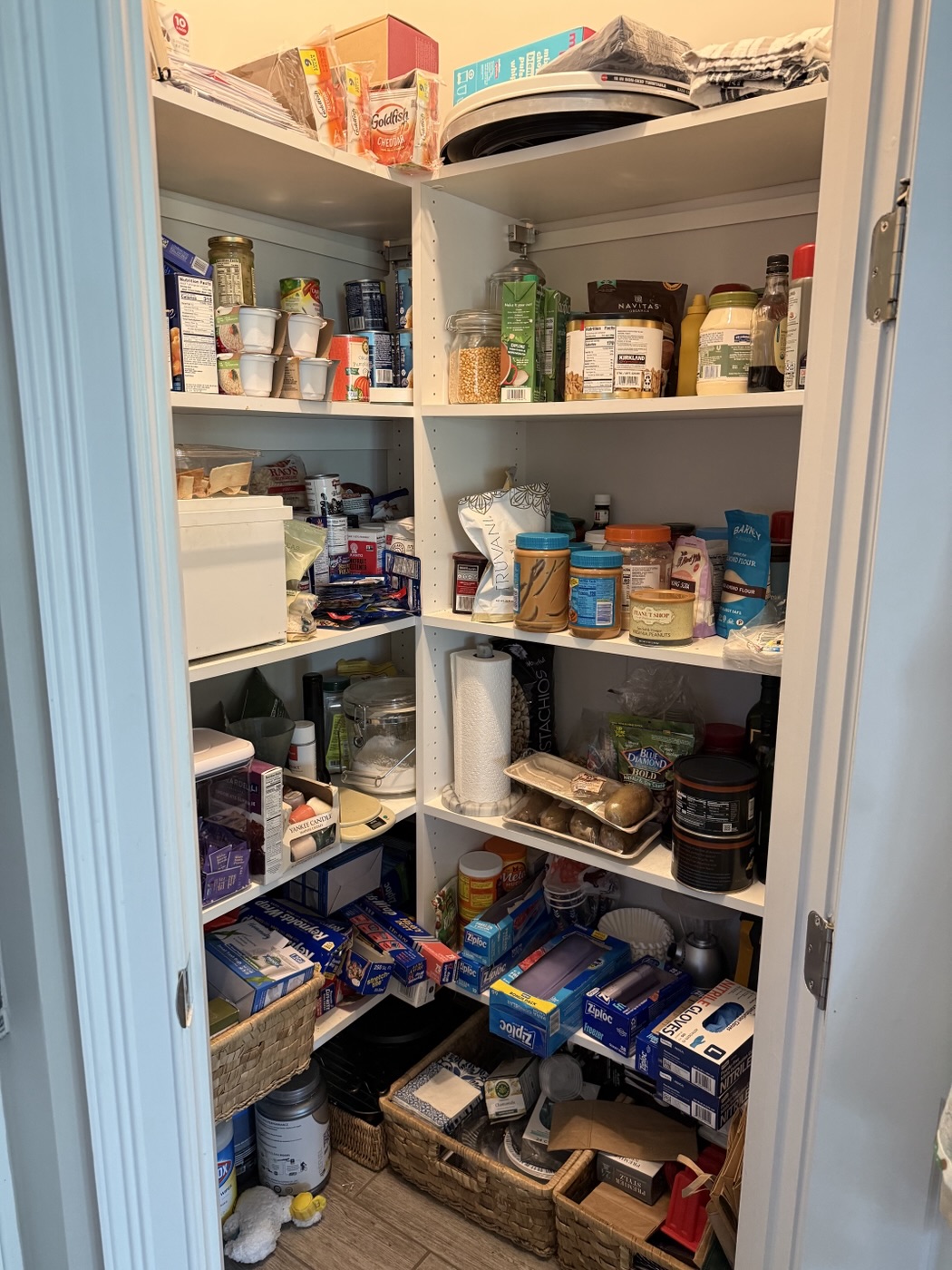 Walk-in pantry, corner, before